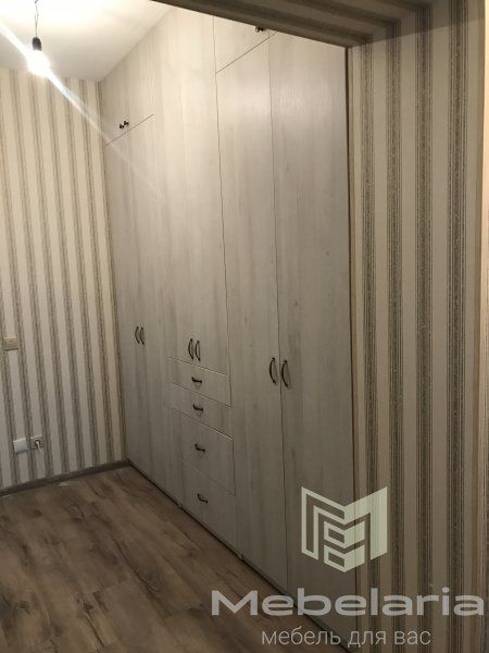 Встроенный шкаф с распашными дверьми